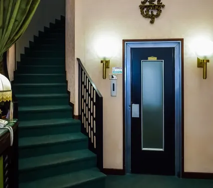 Une femme de ménage passe 3 jours coincée dans l'ascenseur d'un...