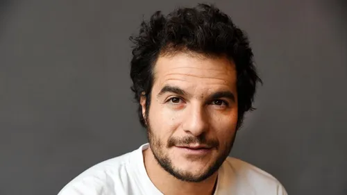 Elle pense discuter avec le chanteur Amir et se fait escroquer de...