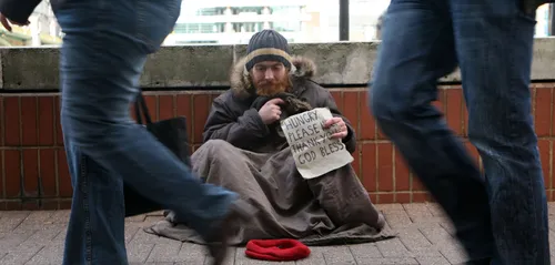 Un SDF sorti de la rue par deux anges gardiens