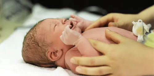 Un mois après son accouchement, elle donne naissance à des jumeaux