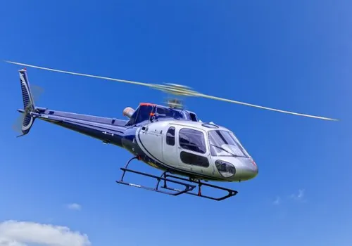 L’hélicoptère d’un pilote amoureux se posait régulièrement chez sa...