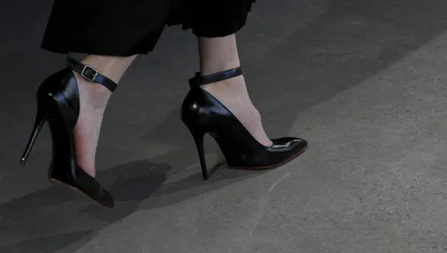 Elle va courir le marathon de Paris... en talons