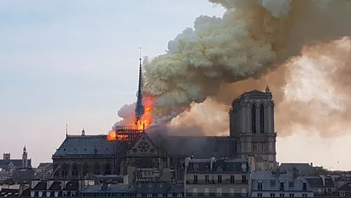 Notre Dame de Paris en feu, l'allocution de Macron reportée