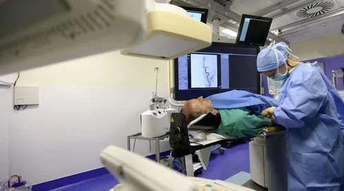 Il fait craquer son cou un peu fort et... se provoque un AVC