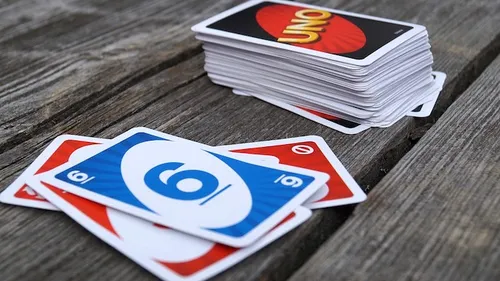 UNO affirme qu'on ne peut pas additionner les cartes +2 et +4