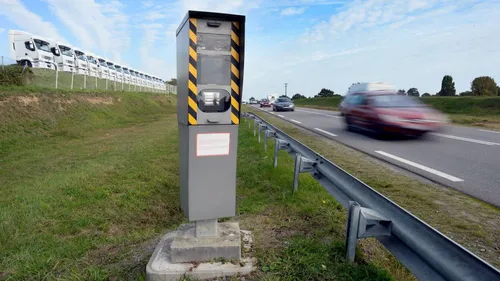 Il copie la plaque d'immatriculation de son voisin... et passe à...