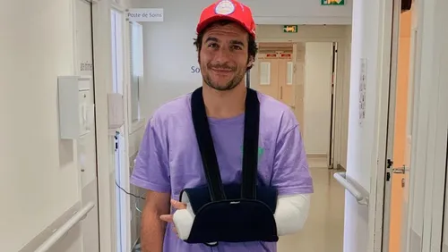 Aubagne : fracture du poignet pour le chanteur Amir après une chute...
