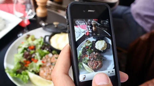 Plus d'un tiers des Français mangent regardant un écran