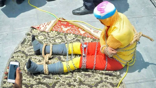 Un magicien se fait immerger enchaîné dans le Gange et meurt