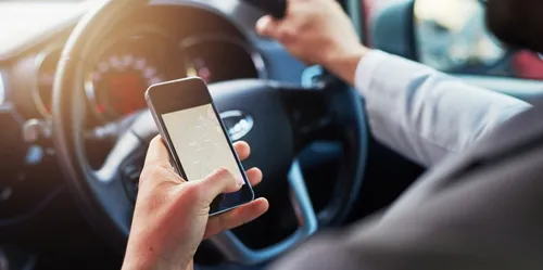 Sécurité routière : le téléphone au volant est devenu un "fléau"