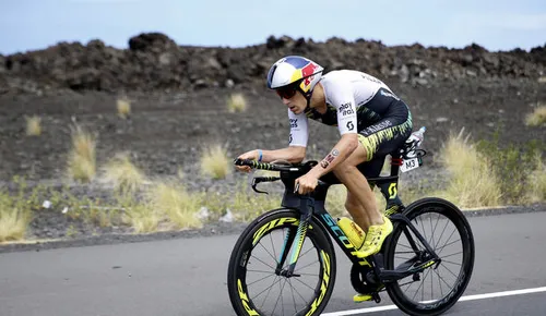 Il boucle un triathlon avec un morceau de verre dans le pied