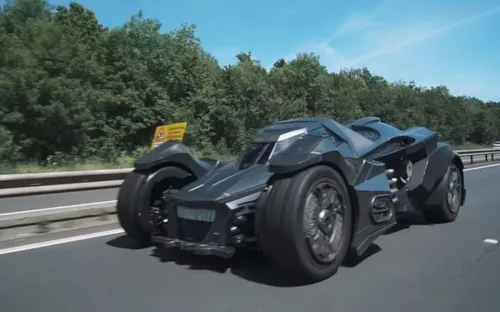 La Batmobile d’un Youtubeur en partie détruite par… un Scénic !