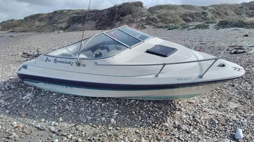 Leur bateau chavire en pleine nuit, deux Britanniques rejoignent la...