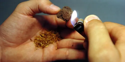 Elle se fait voler du cannabis et appelle la police pour porter...