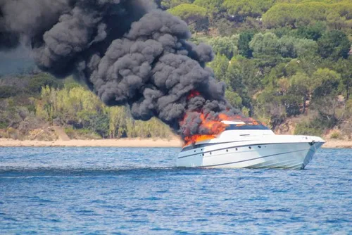 Le bateau prend feu, Gim's et ses proches sont évacués