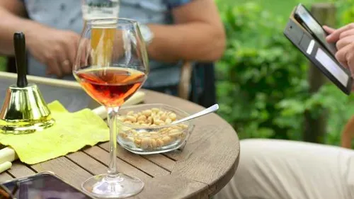 Pris en photo avec un pichet de rosé, un routier est licencié