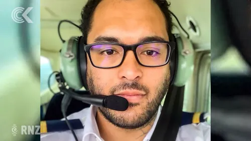 Il fait atterrir son avion seul lors de son premier cours de pilotage