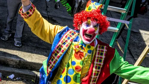 Convoqué à un entretien de licenciement, il arrive... avec un clown