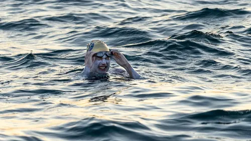 Une survivante du cancer traverse la Manche quatre fois sans s'arrêter