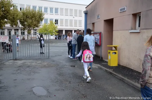 Un écolier de 2 ans oublié sous la pluie dans la cour de récréation
