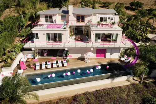 Airbnb vous propose de séjourner dans la maison de Barbie à Malibu
