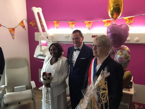 Ils ne peuvent pas quitter l’hôpital alors ils se marient à la...