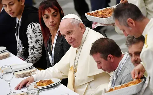 Le pape a invité à sa table 1500 pauvres au Vatican