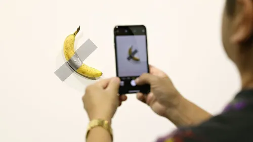 Une banane scotchée sur un mur vendue à 120 000 euros... puis...