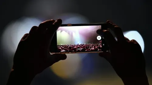 L'interdiction des portables dans les spectacles se répand aux...