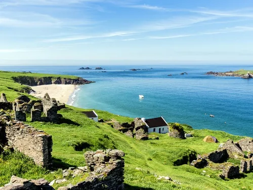 Une île irlandaise (presque) déserte cherche deux personnes pour y...