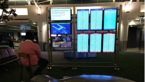 Pour attendre son avion, il branche sa console sur les écrans de...