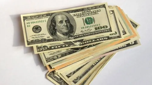 Il achète un canapé d’occasion et y découvre 43 000 dollars cachés