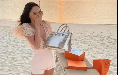 Nabilla fait scandale avec son sac en crocodile