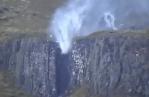 En Écosse, la tempête inverse l'écoulement d'une cascade