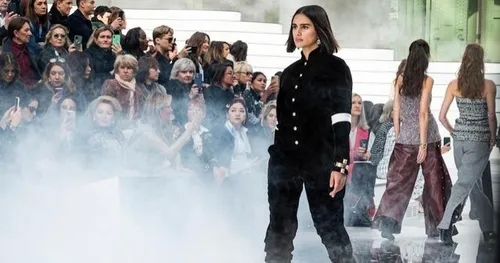 Pour la première fois depuis des années, Chanel fait défiler un...
