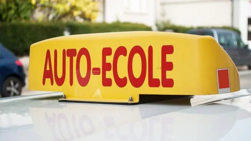 Un moniteur d'auto-école était ivre et sans permis