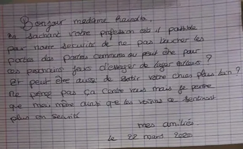 Ils ont peur du Coronavirus et demandent à leur voisine...