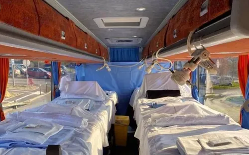 Coronavirus : il transforme son bus en ambulance