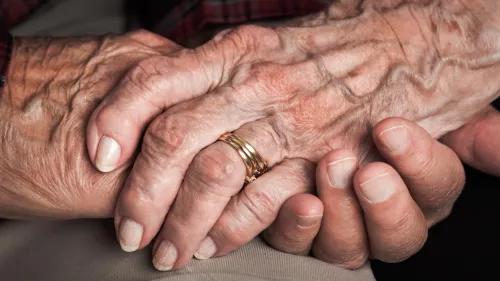 Mariés depuis 54 ans, ils décèdent du coro­na­vi­rus à deux jours...