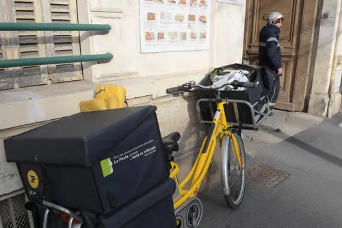 Coronavirus : La Poste rouvre des bureaux, veut reprendre plus de...