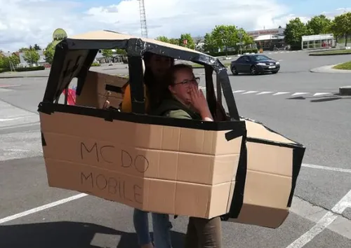 Elles fabriquent une voiture en carton pour passer au McDrive
