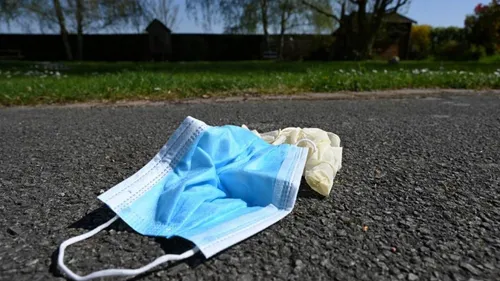 Masques jetés dans les rues : un député propose 300 euros d’amende