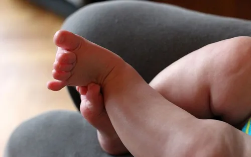 Un bébé est mort du Covid-19 en Suisse