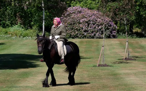 Coronavirus : la reine Elizabeth II réapparaît chevauchant un poney