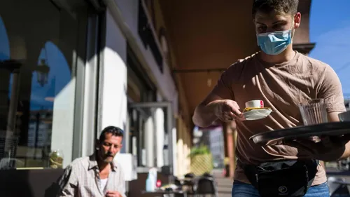 Il refuse de porter un masque au restaurant et revient armé d’un...