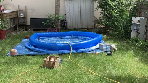 Un bébé ramené à la vie après s'être noyé dans une piscine gonflable