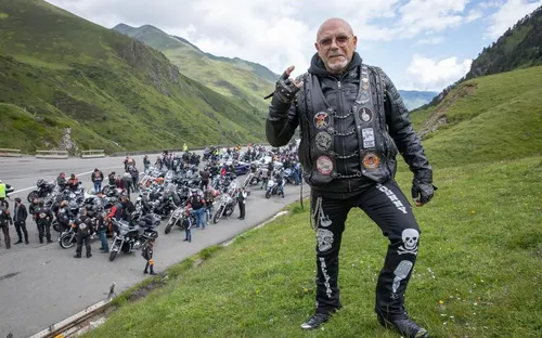 Hommage à Johnny Hallyday : 200 bikers fans du rockeur ont roulé...