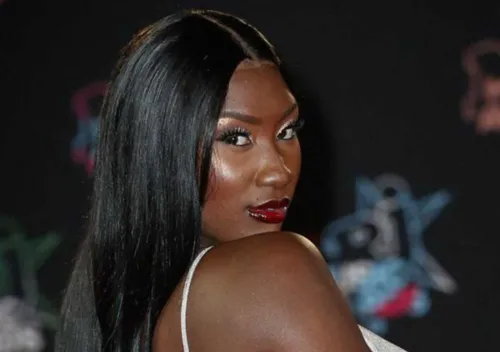 Aya Nakamura devient l'artiste française la plus écoutée dans le...