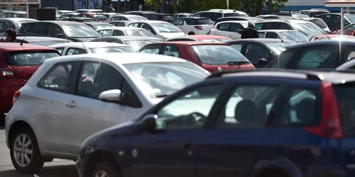 Deux enfants enfermés dans une voiture par leurs parents retrouvés...