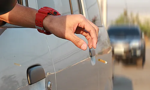 Masques, mégots : un tiers des Français jette des déchets sur la route